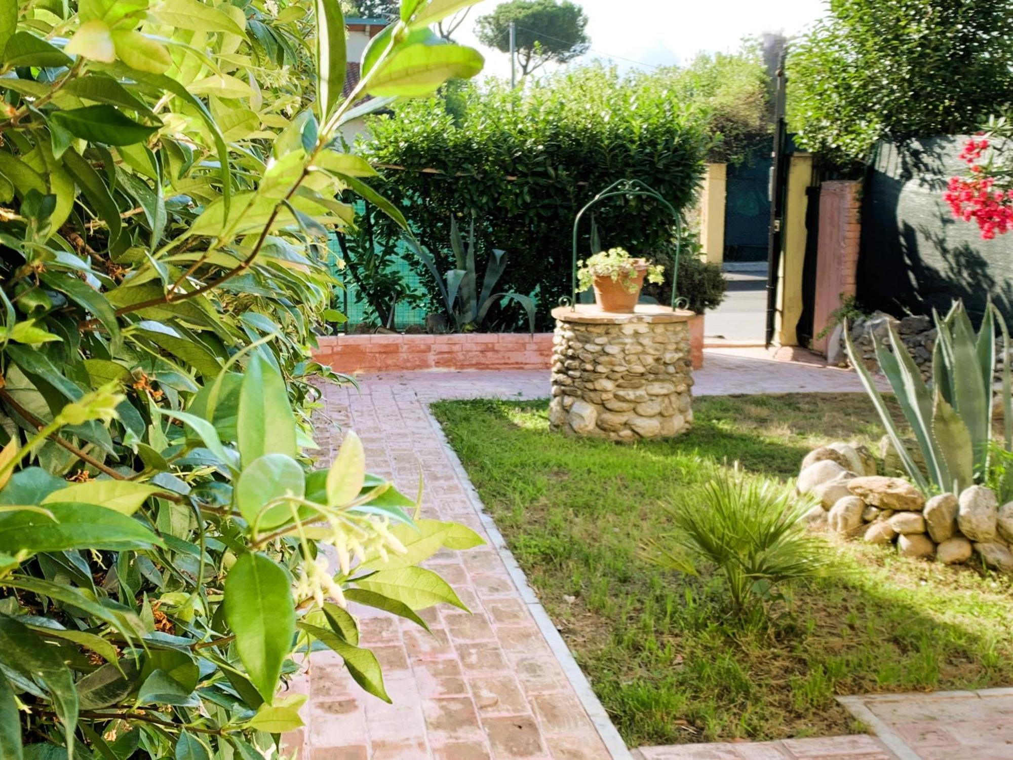 Sunny Apartment Marina di Massa Exterior foto